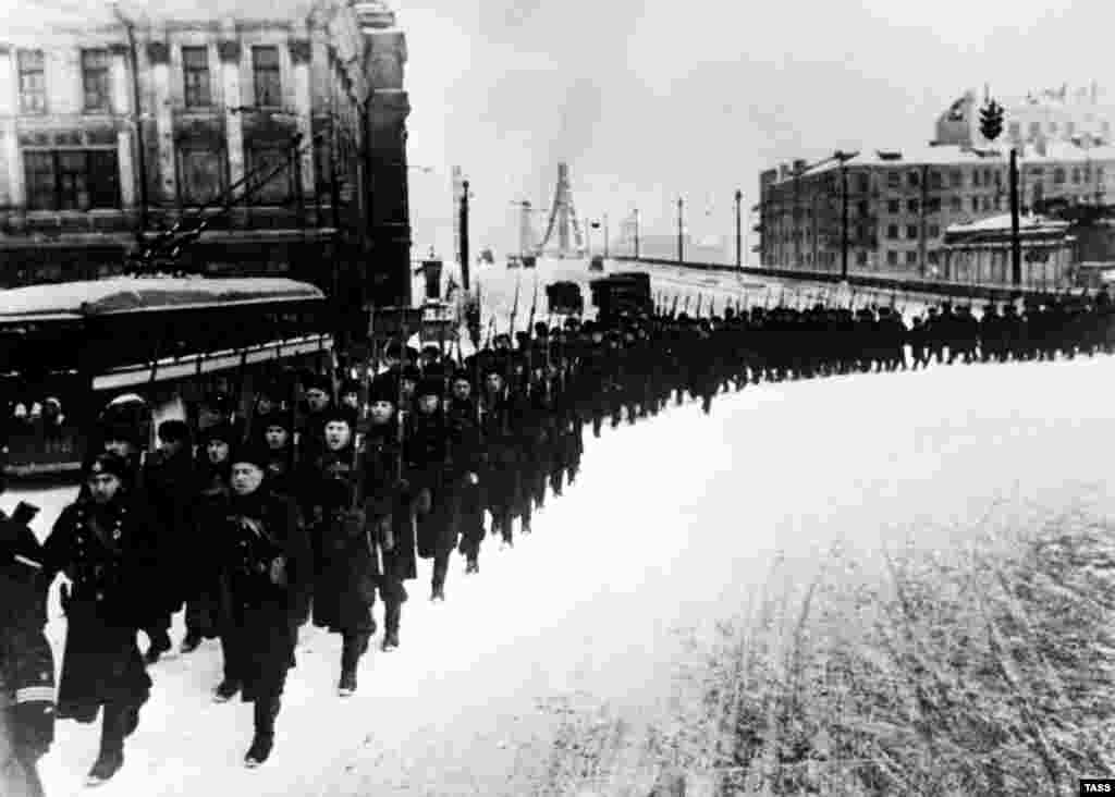 سربازان شوروی که به جبهه میروند در سال&nbsp;۱۹۴۱&nbsp;از کنار یک بس برقی در مسکو عبور میکنند.