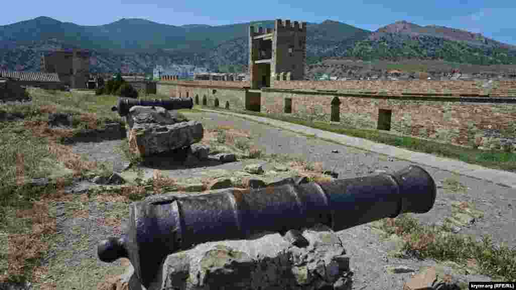 Стародавні гармати націлені на північний схід