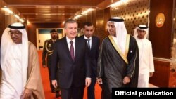 В международном аэропорту Абу-Даби президента Шавката Мирзияева встретил заместитель премьер-министра, министр по делам президента ОАЭ Шейх Мансур бин Заид Аль Нахаян, 24 марта 2019 года.