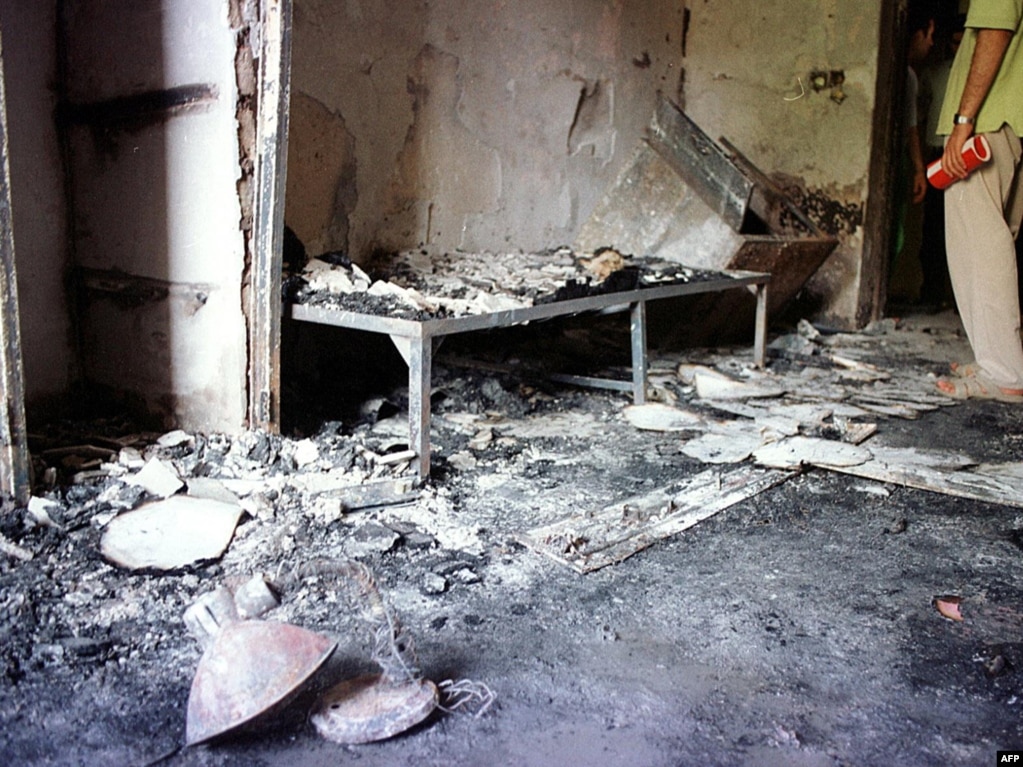 صحنه‌ای از یکی خوابگاه‌های کوی دانشگاه پس از حمله نیروی انتظامی و لباس‌شخصی‌ها در بامداد ۱۸ تیر