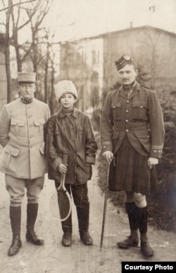 Un ofițer francez, un voluntar rus și un ofițer scoțian la Dänholm-Stralsund (Foto: Expoziția Marele Război, 1914-1918, Muzeul Național de Istorie a României)