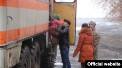Жителей эвакуируют из домов села Сарытобе. Карагандинская область, 12 апреля 2015 года. 
