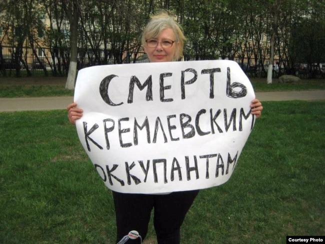 Російська активістка Ірина Калмикова під час пікету в центрі Москви неподалік від Кремля