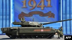 Новейший российский танк T14 "Армата" заглох на Красной площади накануне Парада Победы. Май 2015 года