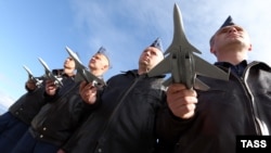 Экипажи истребителей-перехватчиков МиГ-31 во время проработки боевых задач на аэродроме Елизово. Петропавловск-Камчатский, 22 сентября 2014 года. Иллюстративное фото. 
