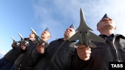 Экипажи истребителей-перехватчиков МиГ-31 во время проработки боевых задач на аэродроме Елизово. РФ, 2014 год