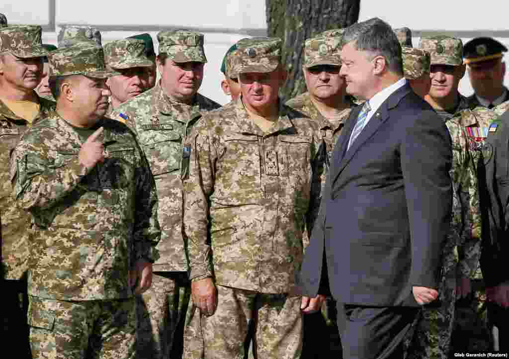 Міністр оборони Степан Полторак (ліворуч) і президент України Петро Порошенко