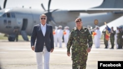 Klaus Iohannis vizitând baza militară de la Mihail Kogălniceanu