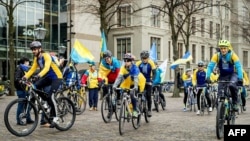 Українські активісти з національними прапорами біля будівлі парламенту Нідерландів напередодні референдуму. Квітень 2016 року