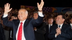 Bir vaxtlar: Islam Karimov (solda) rəqs edir, baş nazir Shavkat Mirziyoev əı çalır