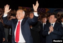 Өзбекстан президенті Ислам Каримов (сол жақта) және премьер-министр Шавкат Мирзияев (оң жақта). Ташкент, 31 тамыз 2007 жыл.