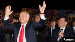 Первый президент Узбекистана Ислам Каримов. Справа — Шавкат Мирзиёев, тогда премьер-министр страны. 2007 год