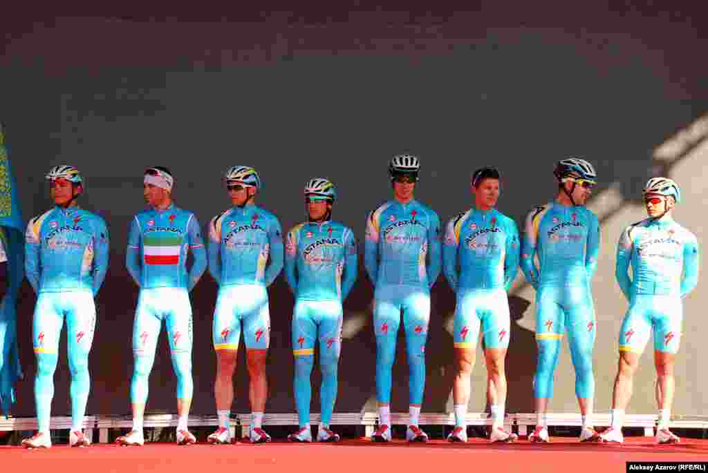 Қазақстандық &laquo;Pro Team Astana&raquo; кәсіби велокомандасы. Былтыр &laquo;Алматы туры&raquo; халықаралық жарысында жеңімпаз болған осы команданың өкілі Максим Иглинский биыл &laquo;қанынан допинг табылды&raquo; деп айыпталған соң жарыстан шеттетілген. 