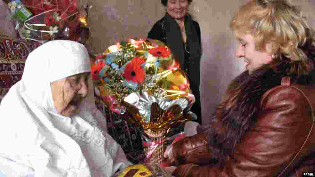 Чиновник городского собеса поздравляет Сахан Досову с ее 130-летием. Караганда, 27 марта 2009 года. - 27 наурыз. 2009 жыл.