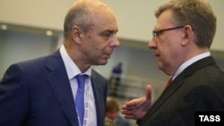 Министр финансов России Антон Силуанов (слева) заявил, что повышение рейтинга Moody's является решением "справедливым, хотя и несколько запоздалым"