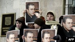 Too influential? Khodorkovsky sympathizers protest outside a Moscow courthouse. (file photo)