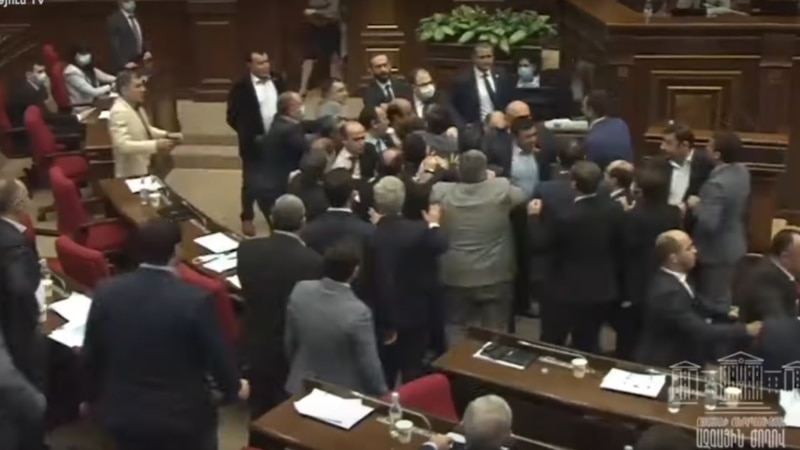 В армянском парламенте произошла драка