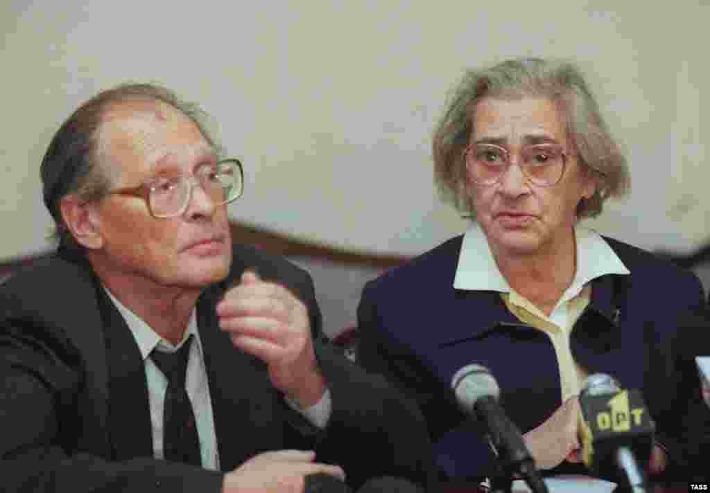 Елена Георгиевна Боннэр с правозащитником Сергеем Ковалевым.