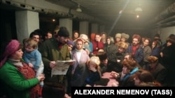 Люди в бомбоубежище в Грозном, 23 декабря 1994 года