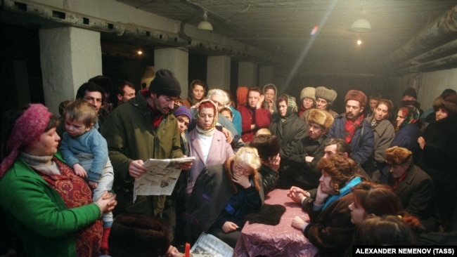 Жители Грозного в бомбоубежище. 23 декабря 1994. Фото: ТАСС