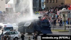 Водометы на протестах в Минске, 4 октября 2020 года