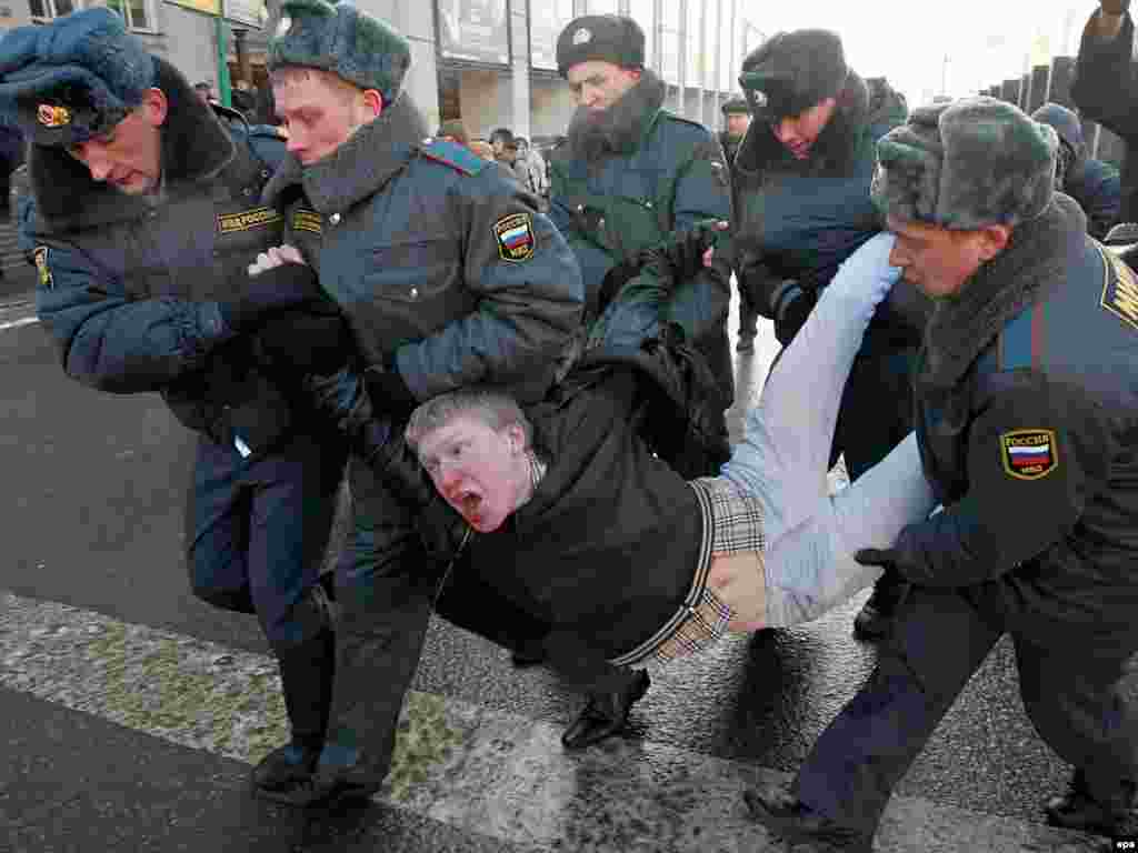 Russian policemen detain a participant of a banned National-Bolshevic ultra-left organization, shouting 'We hate government!' during a communist protest rally in the center of Moscow on 31 January 2009. Some hundred demonstrators demanded support for the working class amidst the national crisis. (epa) March of dissent