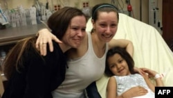 Amanda Berry ne mes, bashkë me familjaret e saj, 6 maj, 2013