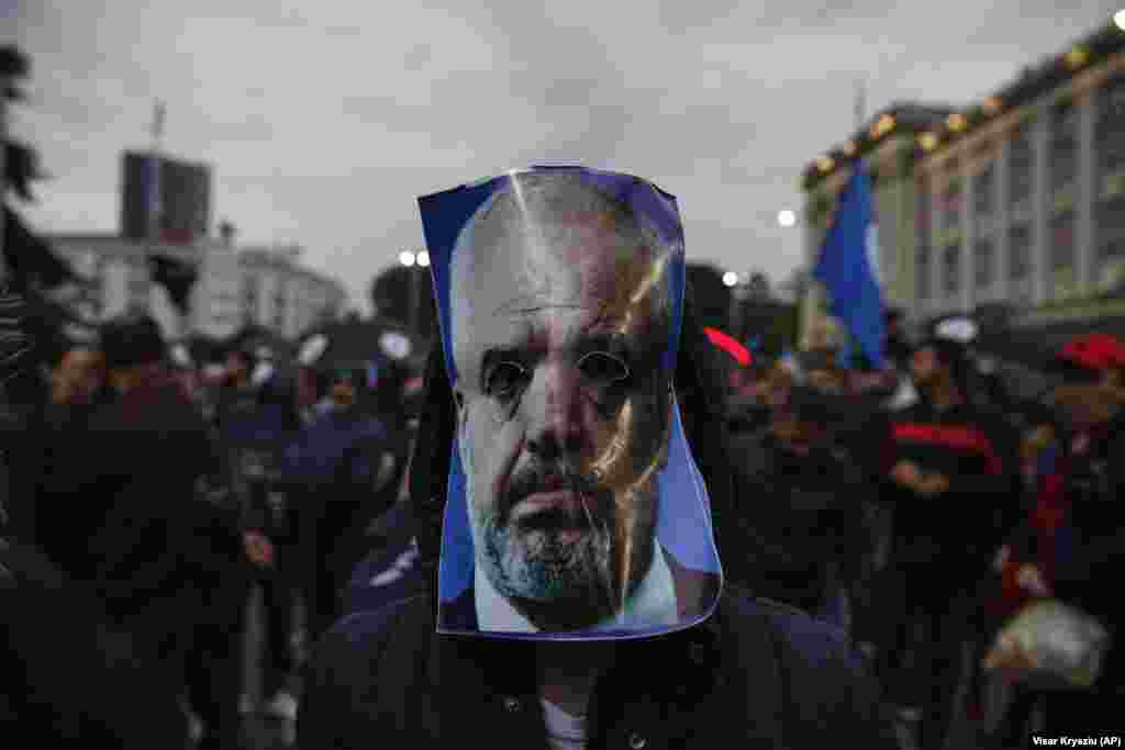 АЛБАНИЈА - Би било многу штетно за регионот ако ЕУ почне преговори со Македонија, а пред Албанија. Македонија постигна напредок и заслужува да се пофали, бидејќи тоа го заслужува, но прашањето е дали ни треба конфликт за да се процени она што го правиме, изјавил албанскиот премиер Еди Рама во интервју за Евроњуз.