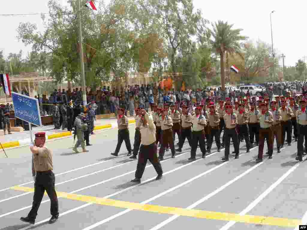 Парад в Бакубе в ознаменование вывода американских войск из Ирака 