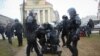 Сотрудники милиции задерживают участника акции "День воли". Минск, 25 марта 2017 года.