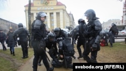 Сотрудники милиции задерживают участника акции "День воли". Минск, 25 марта 2017 года.
