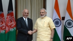 Owganystanyň prezidenti Aşraf Ghani (ç) we Hindistanyň premýer-ministri Narendra Modi (s), Nýu Deli, 14-nji sentýabr, 2016