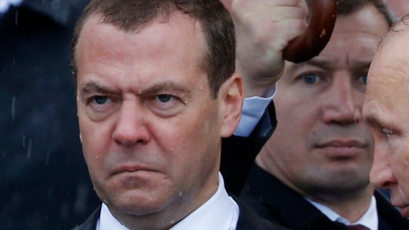 Медведев приказал россиянам косить траву