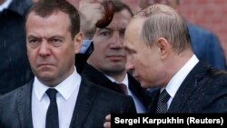 Президент Росії Володимир Путін (праворуч) та прем'єр-міністр Росії Дмитро Медведєв. Москва, 22 червня 2017 року