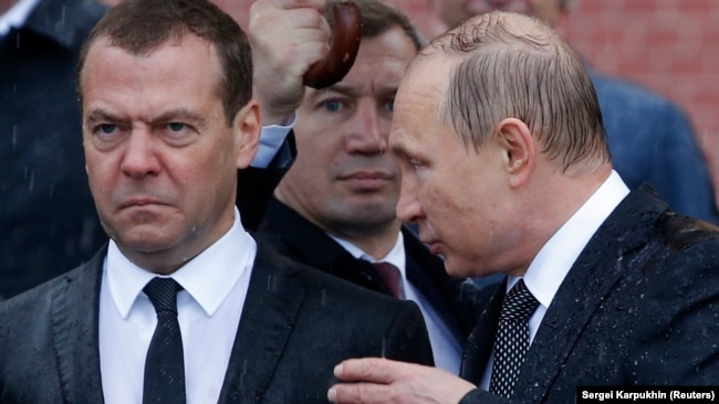 Президент России Владимир Путин (справа) и бывший премьер-министр России Дмитрий Медведев