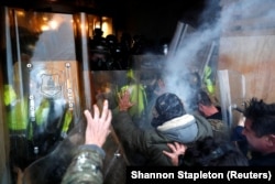 Полицията избутва тълпата, разширявайки охранявания периметър около Конгреса