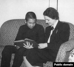Будущий император Японии Акихито и его учительница Элизабет Вайнинг
