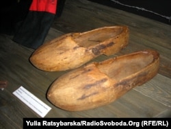 В експозиції музею Голокосту. Унікальний експонат – взуття єврея, в’язня концтабору