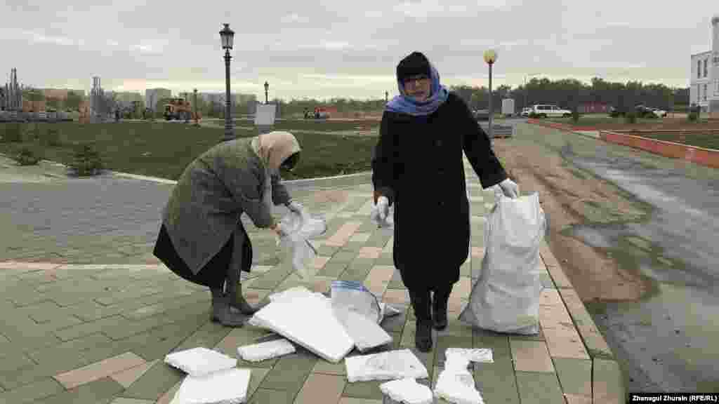 Ақтөбедегі жаңа паркпен көршілес "Неке сарайының" директоры Валентина Темірболатқызы қолына қапшық алып, қоқыс жинап жүр. 