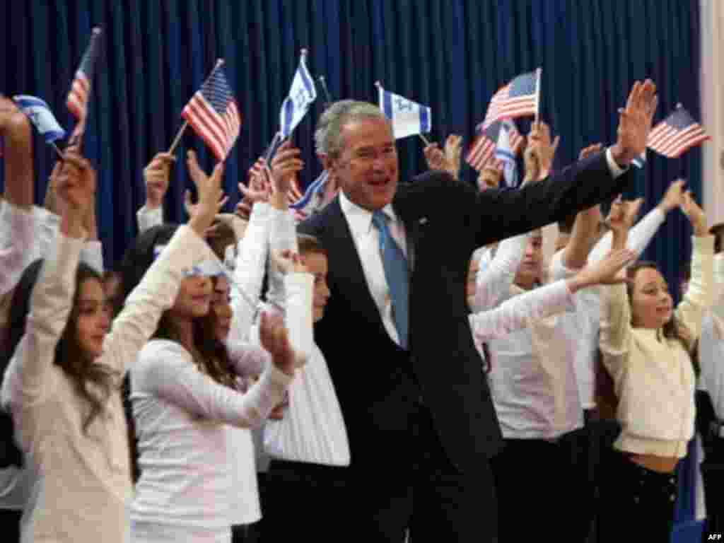 Израильские школьники приветствуют Джорджа Буша в резиденции президента Израиля Шимона Переса. Иерусалим, 9 января 2008.