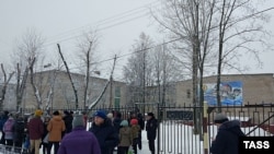 Njerëzit janë mbledhur para shkollës në Perm pas raporteve për përleshje me thika
