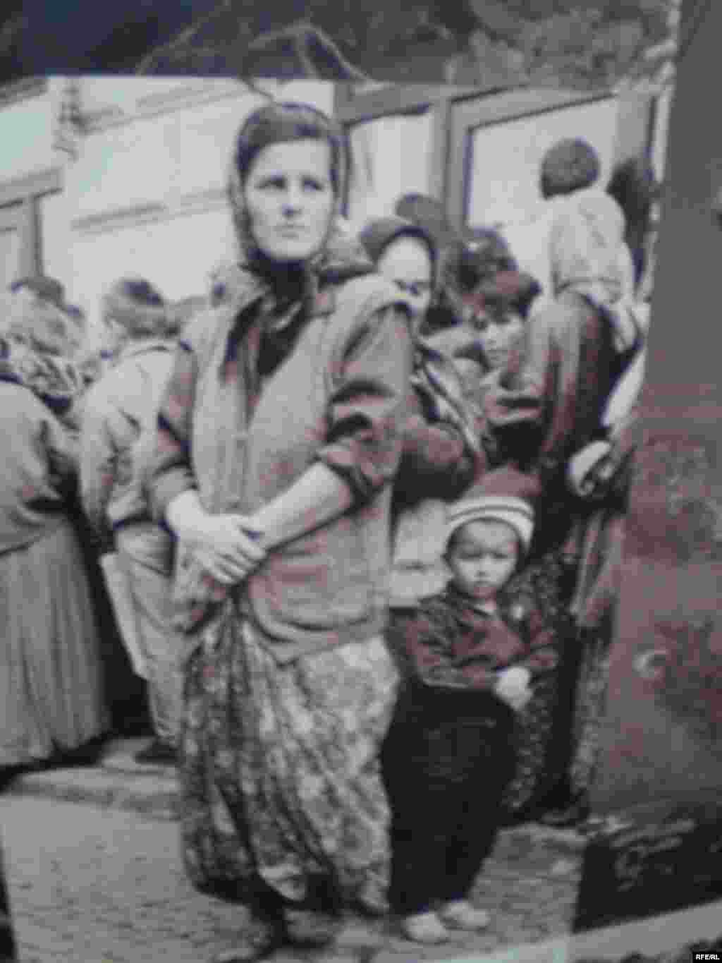 U povodu 15. obljetnice genocida u Srebrenici, Bosanski kulturni centar u Tuzli organizirao je izložbu fotografija Amela Emrića “Srebrenica 19952010″. Izložba je zapravo priča o Srebrenici i njenim stanovnicima u periodu mart 1993. - juli 2009. i svjedoči o izbjegličkim konvojima iz Cerske i Srebrenice, padu Srebrenice, preživljavanju u izbjegličkom i povratničkom životu, potragom za nestalima i bolnom 11. julu. Foto:Maja Nikolić