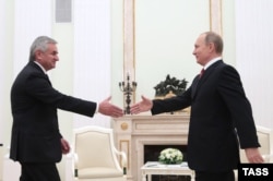 Тодішній керівник Абхазії Рауль Хаджимба (ліворуч) і президент Росії Володимир Путін. Москва, 1 грудня 2016 року