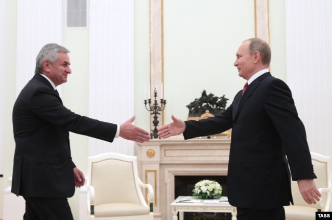 Тодішній керівник Абхазії Рауль Хаджимба (ліворуч) і президент Росії Володимир Путін. Москва, 1 грудня 2016 року