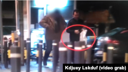 Na video snimku navodni “ruski obaveštajac” (desno) u rukama nosi plastičnu kesu koju kasnije daje “srpskom agentu” (levo).