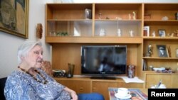 92-godišnja Aase Blytsoe, koja ima demenciju, u svom apartmanu u staračkom domu u danskom gradu Aarupu.