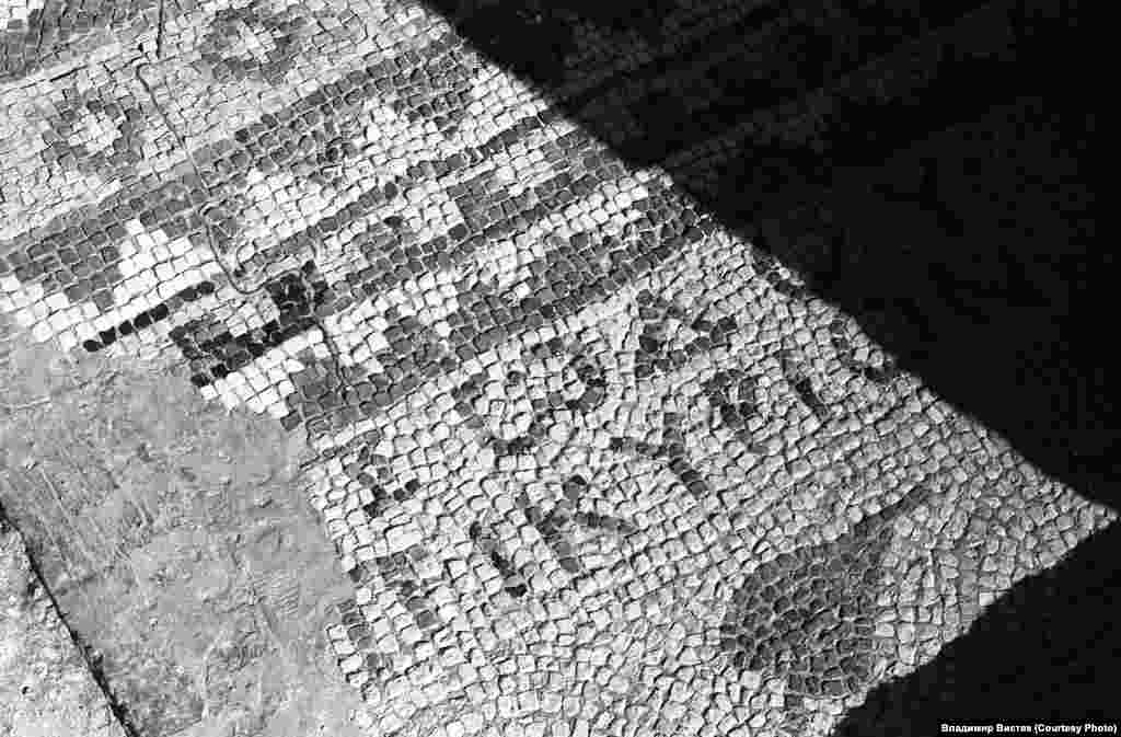 При створенні музею-заповідника &laquo;Херсонес Таврійський&raquo; у базиліці зберігалася мозаїка на початкових місцях, проте в подальшому більшу її частину прибрали в музейні приміщення. На фото &ndash; оригінальна грецька мозаїка на підлозі перед входом в центральний зал. Напис грецькою мовою говорить &laquo;Всяке дихання нехай хвалить Господа&raquo;