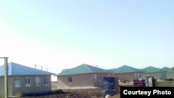 Поселок, построенный для расселения оралманов в рамках программы "Нурлы кош". Усть-Каменогорск, октябрь 2011 года.
