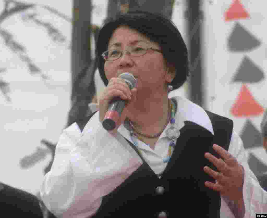 ЖК депутаты Роза Отунбаева жаңы заманды, жаңы системаны түзүүгө чакырды - Kyrgyzstan -- The deputy of parliament Roza Otunbaeva speaks at a Grand Congress (Eldik Kurultay) of United Popular Movement In the Village of Arashan Near Bishkek,25april2009