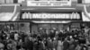 Открытие первого ресторана "Макдоналдс" в Москве, 31 января 1990 года (Архивное фото)
